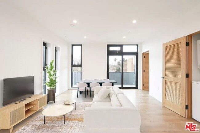 Building Photo - 1525 N Hobart Blvd