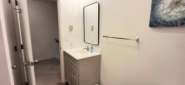 Building Photo - Newly Redone 2 Bed/1 Bath Apartment in Eli...