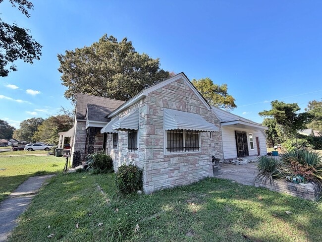 Building Photo - Cozy 3 Bedroom Home Ready for Move In!- $5...