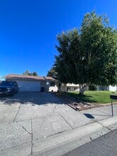 Building Photo - 841 Wildrose Ln