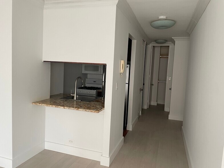 Building Photo - 350 W 50th St