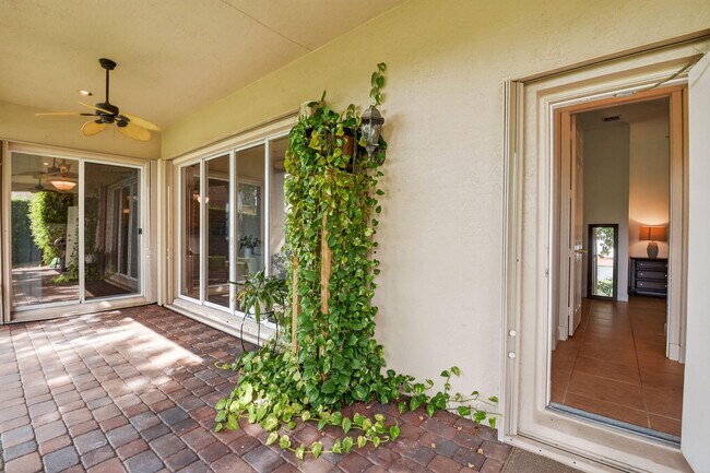 Building Photo - 9826 Vía Amati