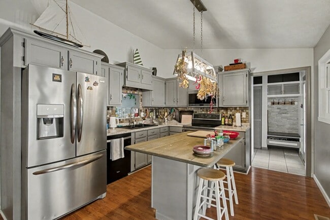 Building Photo - 4 bedrooms with 2 ensuites-close to shopping.