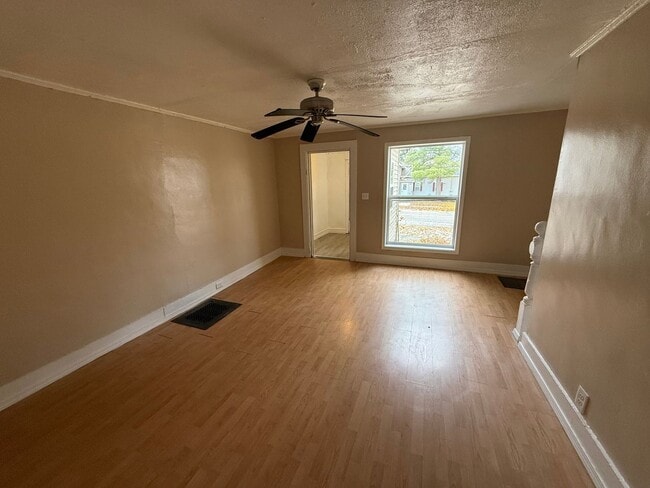 Building Photo - Large Duplex Available 6BD 2 BTH