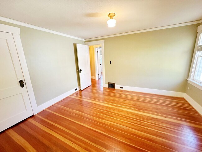 Building Photo - Stunning 3 Bedroom with Fully Fenced Yard ...