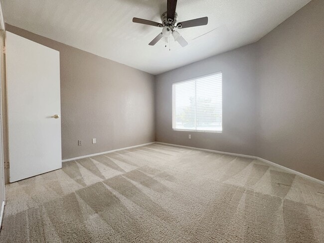 Building Photo - 2b2b Condo Tropicana/Jones  $1150