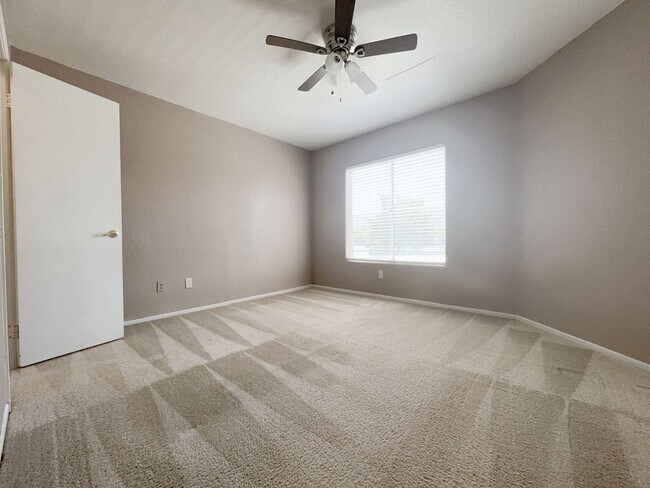 Building Photo - 2b2b Condo Tropicana/Jones  $1450