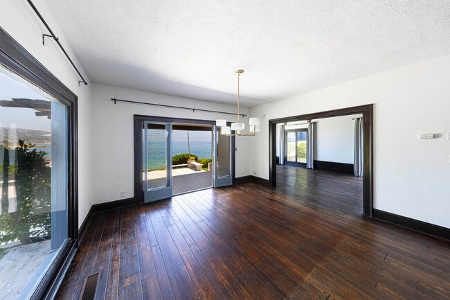 Building Photo - Incredible ocean views and private steps t...