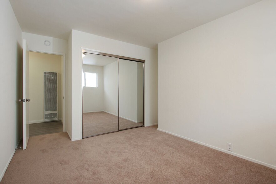 Building Photo - 848 7th St