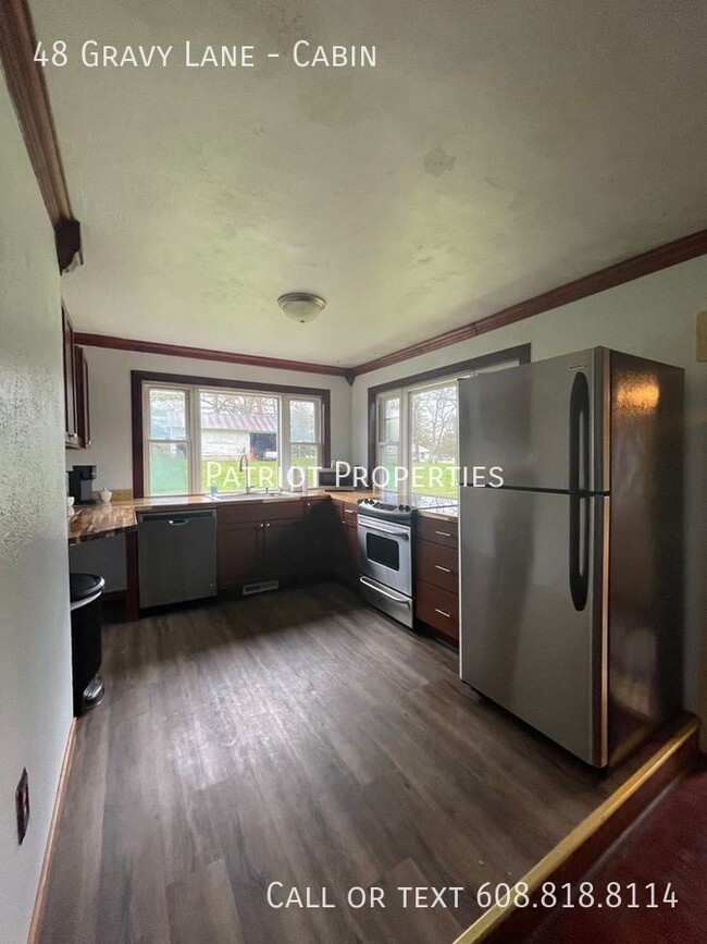 Building Photo - 2 Bedroom/ 1 Bath Fully Furnished House in...