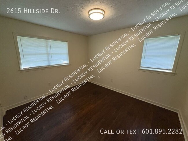 Building Photo - 2615 Hillside Dr