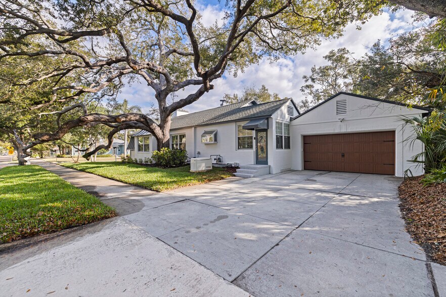 Building Photo - 106 25th Ave NE