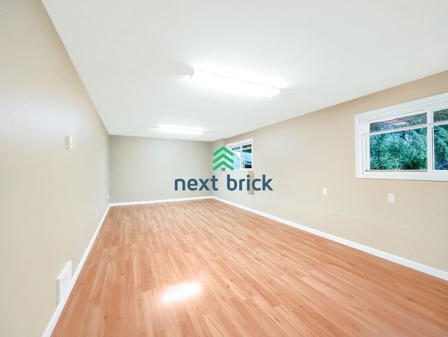 Building Photo - Spacious 2 Bed 1 Bath for Rent!