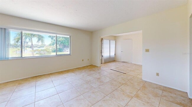 Building Photo - 1213 Glen Oaks Dr E