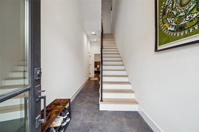 Building Photo - 711 Memorial Heights Dr