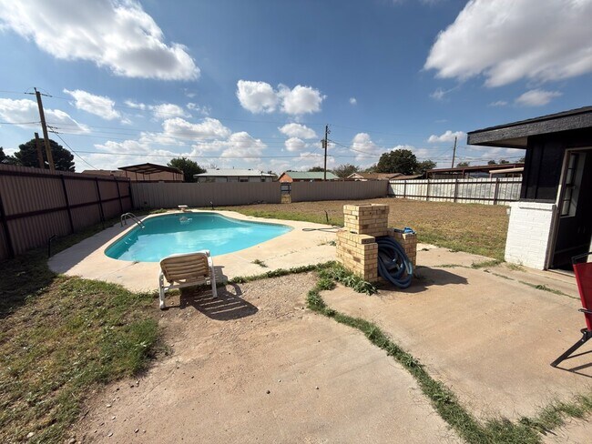 Building Photo - 1805 S Bryan Ave