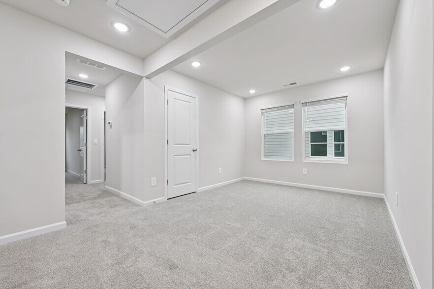 Building Photo - 3512 Rosebush Dr