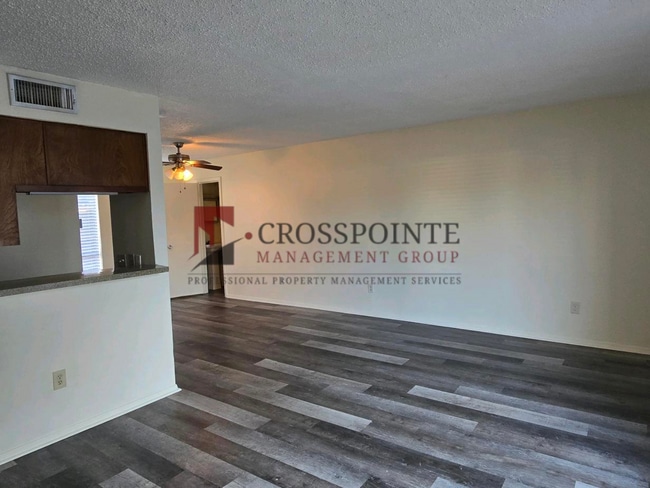 Building Photo - Schedule Your Tour Today! Newly Updated 2/1.5 Townhome in Longview