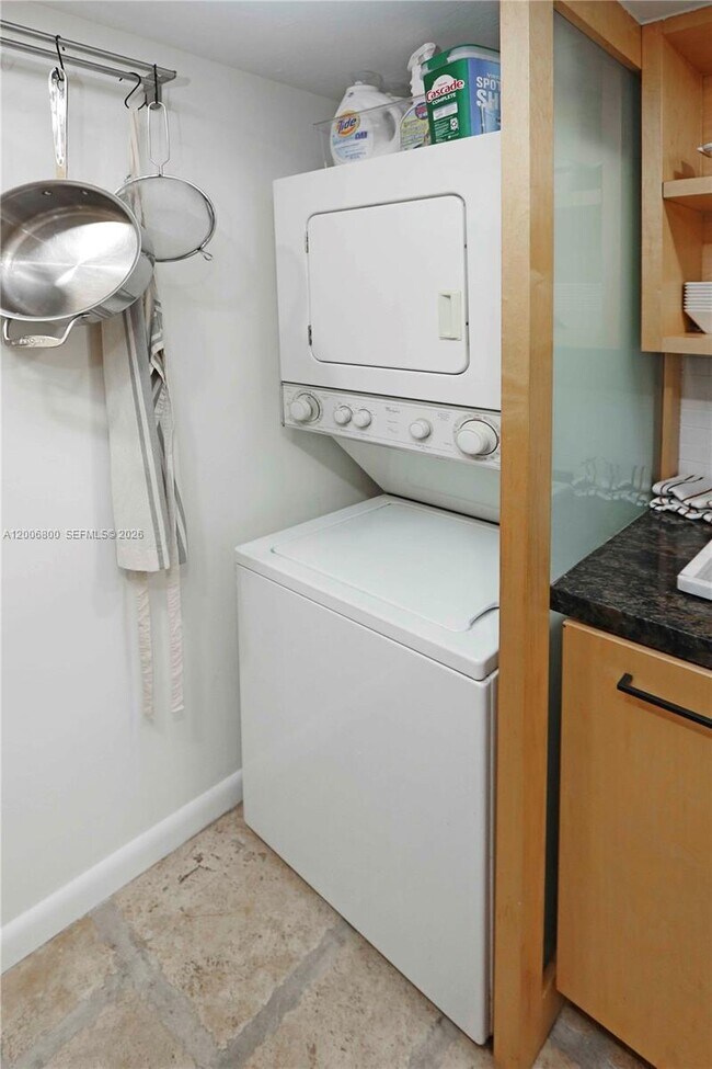 Building Photo - 9394 SW 77th Ave