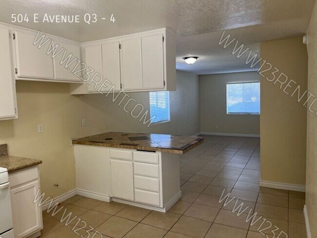 Building Photo - 504 E Ave Q3