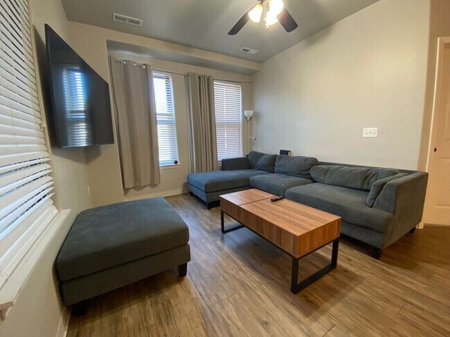 Building Photo - $1,600 | 1 Bedroom, 1 Bathroom Condo | No ...