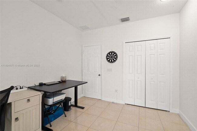 Building Photo - 1010 NW 102 Ct