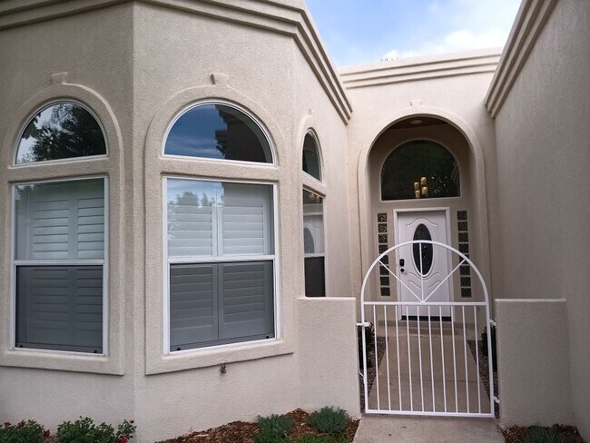 Building Photo - 3 Bedroom, 2 Bathroom Home! Schedule a Showing Soon!