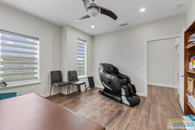 Building Photo - 4 Sawgrass Ct
