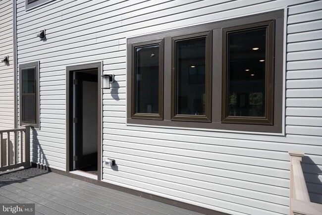 Building Photo - 238 Mainstream Dr