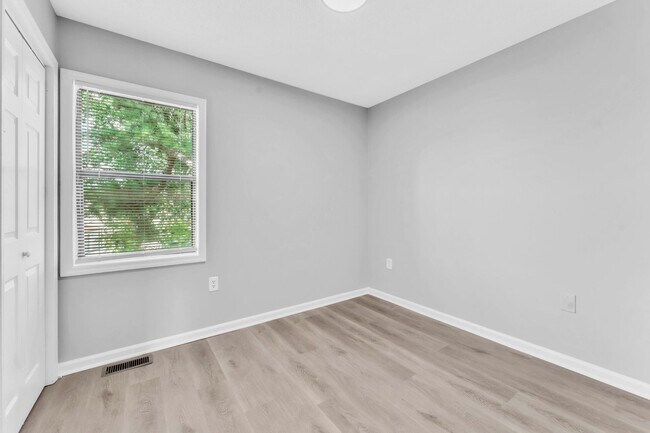 Building Photo - *NEWLY RENOVATED* 3 Bedroom Townhouse in D...