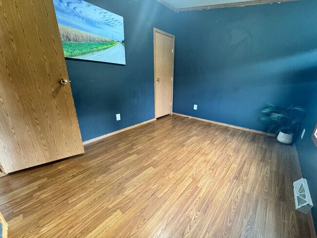 Building Photo - 215 Greenbush Dr