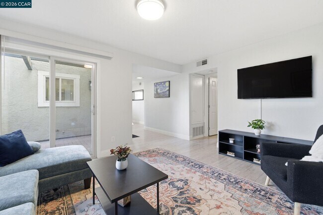 Building Photo - 102 Luna Grande Cir