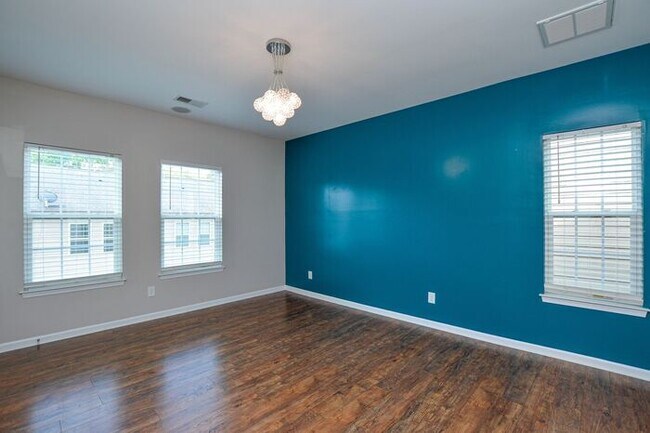 Building Photo - 2-bedroom end-unit w/ Bonus room!