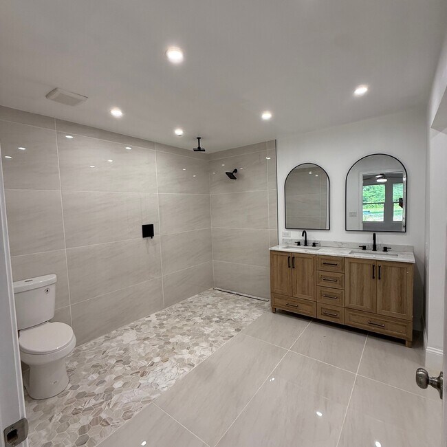 Building Photo - 7499 Pinehill Rd