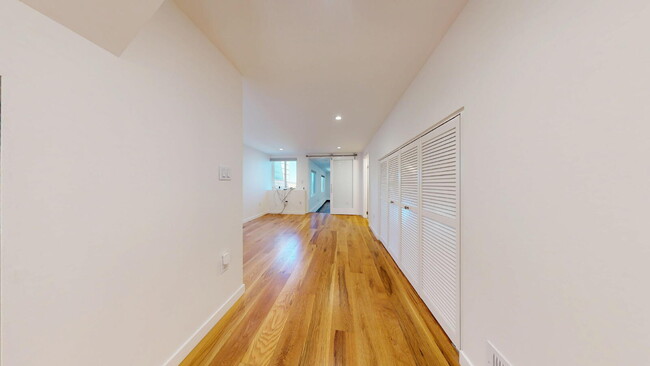 Building Photo - Spacious 3BD/3BA Home with Sunroom, Renova...