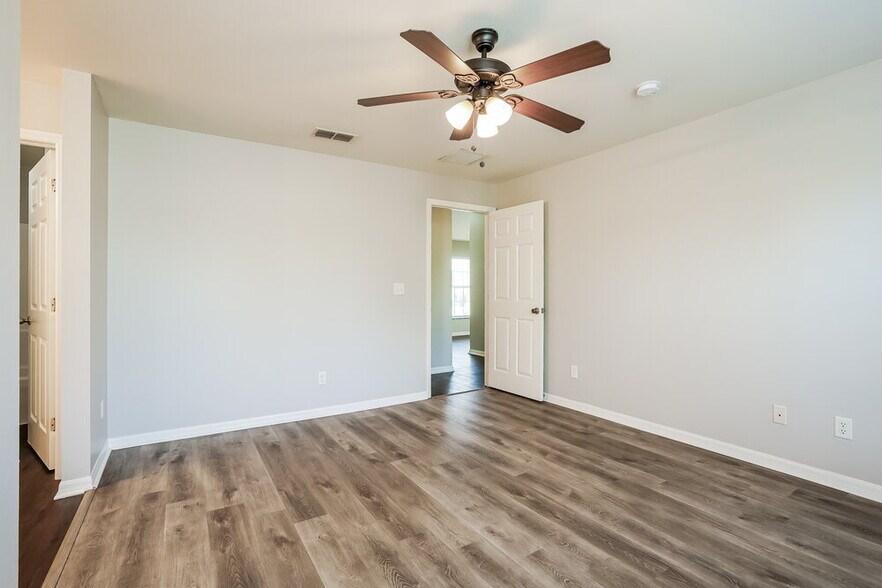 Building Photo - 1825 SW 25th St