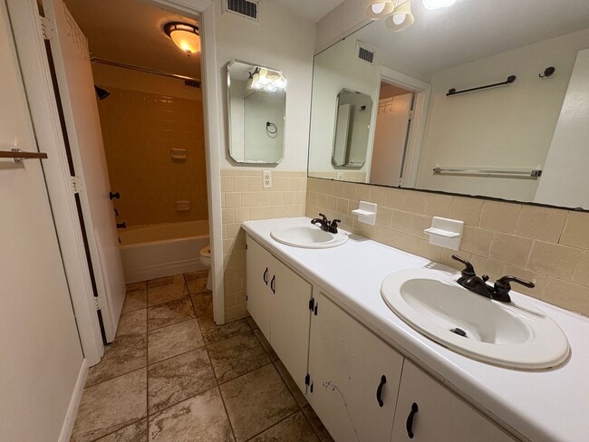 Building Photo - Brightwood - 900-B4