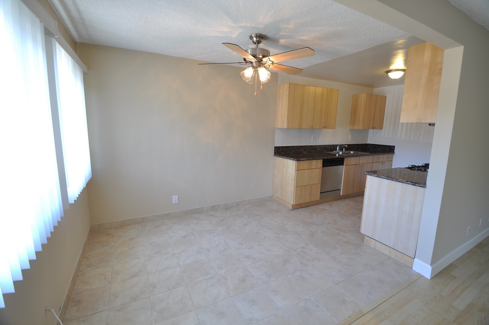 Building Photo - 14025 Moorpark St