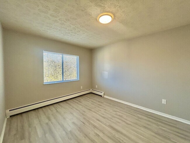 Building Photo - 4126 W 8th St