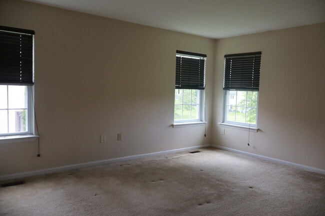 Building Photo - 14 Redwood Ln