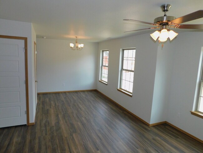 Building Photo - 2-Bedroom Townhouse Retreat with 2.5 Baths in Fayetteville’s Rolling Woods - 1252 Sq Ft of Comfor...