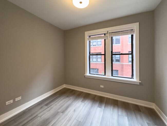 Building Photo - 3946 N Janssen Ave