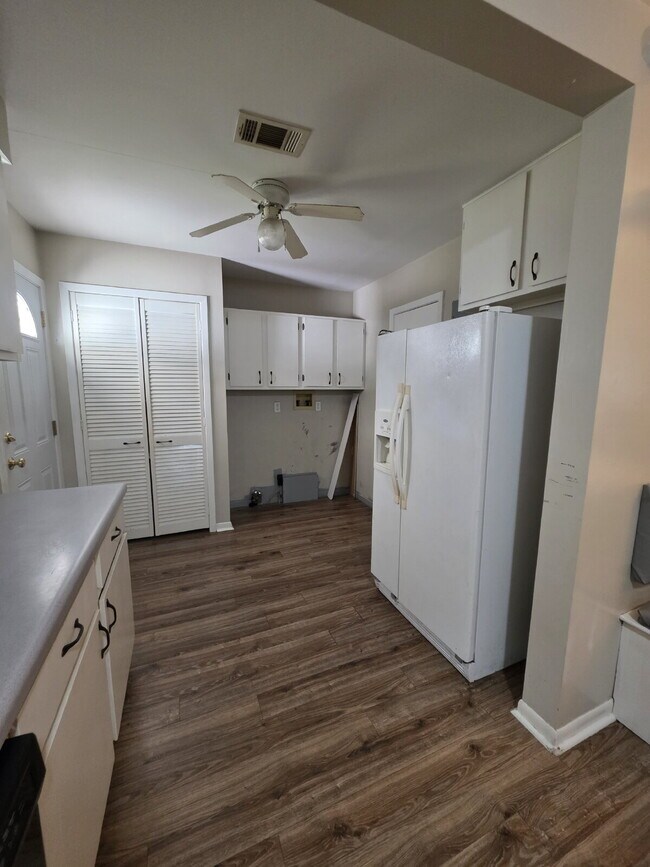 Building Photo - Darling home ready for you!