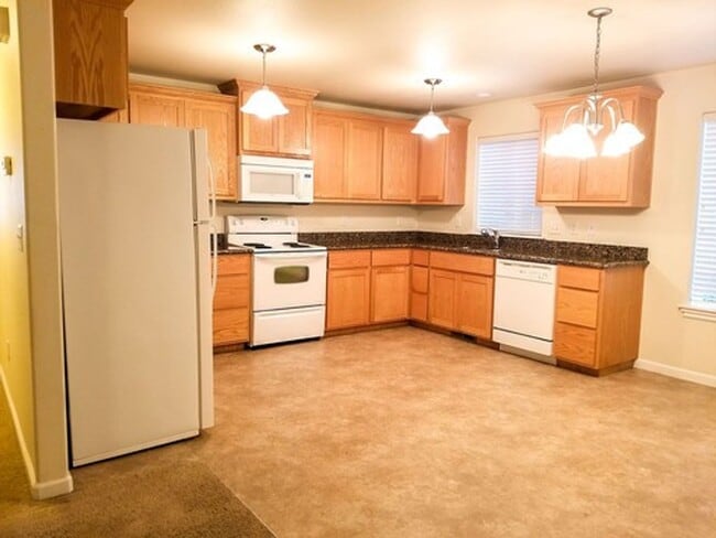 Building Photo - Clean 2 Bedroom. 2 bath apartment