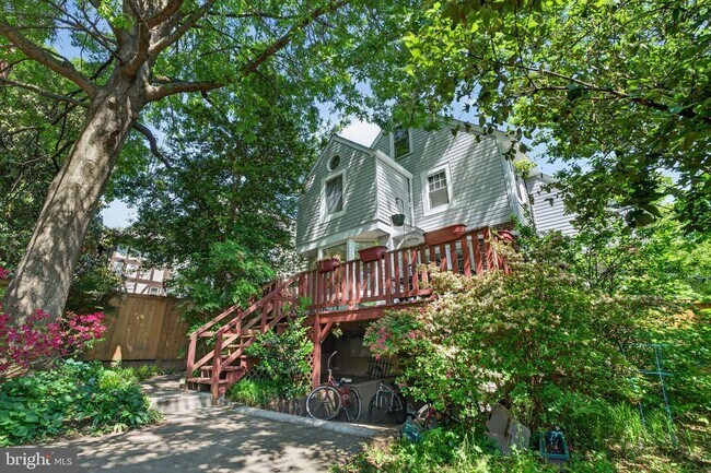 Building Photo - 3606 Jocelyn St NW