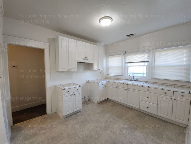 Building Photo - Move in ready. 3 bedrooms/ 1.5 bath, yard,...