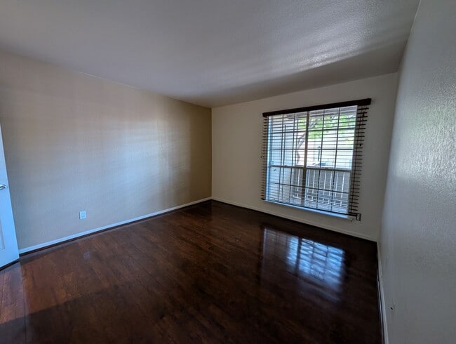 Building Photo - 1 Bedroom and 1 Bath