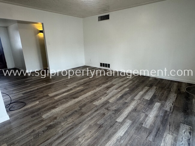 Building Photo - 2202 W Palmaire Ave