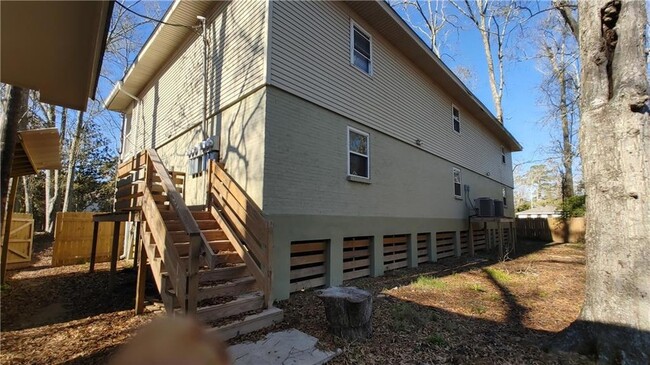 Building Photo - 425 Depre St