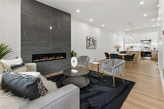 Building Photo - 582 Hope St SW